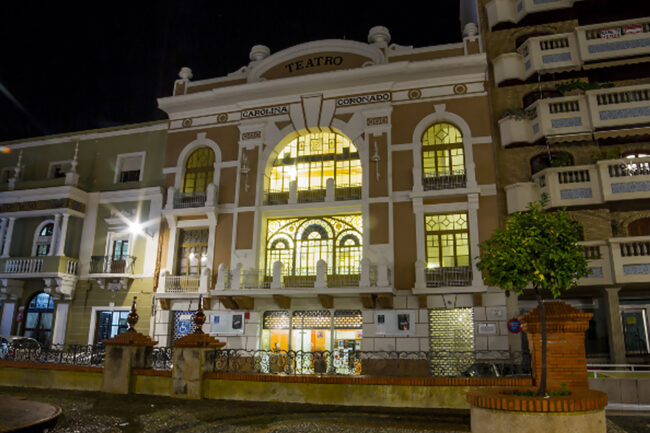 Fachada nocturna desde el parque Carolina Coronado